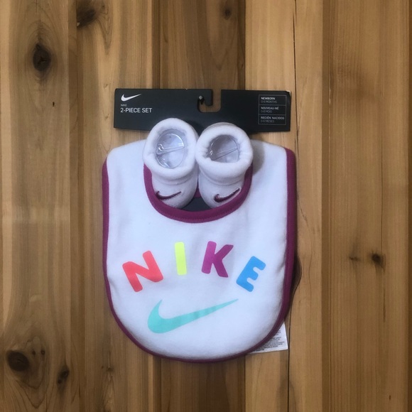 Nike 0-6 M Baby Booties & Bib In White W/Neon Writing - Picture 4 of 4